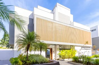 Agradável casa em condomínio para venda com 4 quartos, sendo 4 suítes, 931m²