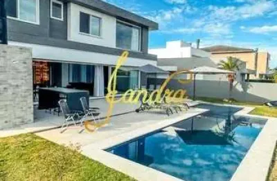 Lindo sobrado em condomínio fechado com piscina com 05 suítes