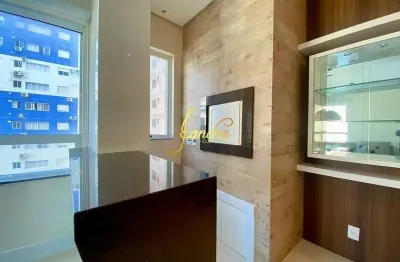 Apartamento de tres dormitorios mobiliado e decorado