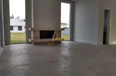 Casa térrea em condomínio fechado com 04 suites com movéis fixos