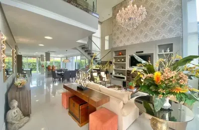 Sobrado em condomínio fechado 04 suítes com 320m² de área construída