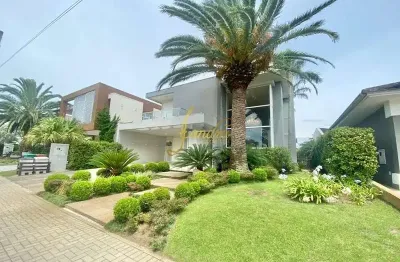 Sobrado em condomínio fechado 04 suítes com 305m² de área construída