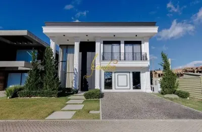 Sobrado finamente mobiliado e decorado com 472m2 de área construída e piscina