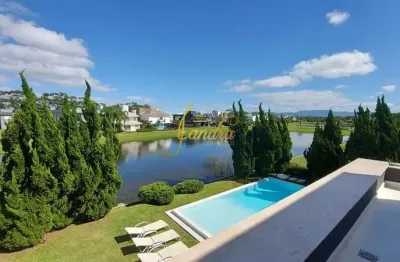 Lindo sobrado  com amplas 5 suítes, piscina e   beira lago