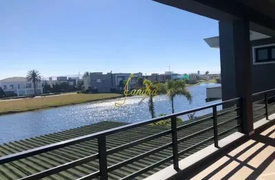 Belíssima sobrado no condomínio enseada! estilo contemporâneo, composto por 04 suítes piscina