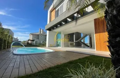 Excelente sobrado em condomínio com 04 suítes  beira lago