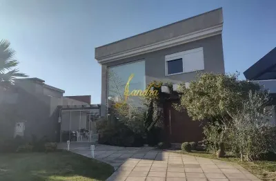 Sobrado em condomínio fechado  com 04 suítes e piscina