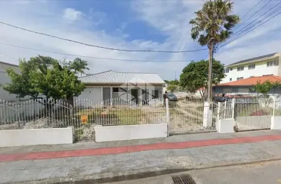 Terreno de 825m² com 2 casas no balneário - ideal para investimento!