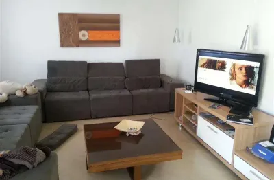 Casa à venda na Avenida Airton dos Santos Heras Galvez, 124, Jardim Santo Antônio, Arujá
