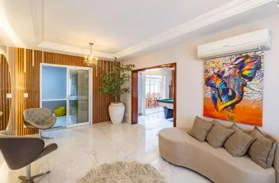 Sobrado com 435 m² de terreno e 261 m² construídos no Setor Leste Universitário