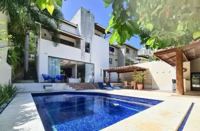 Casa triplex 4/4 3 suítes, piscina privativa, condomínio fechado.