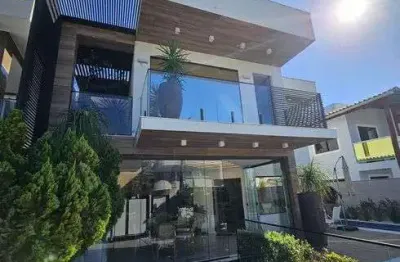 Linda casa finamente decorada, piscina, condomínio fechado.