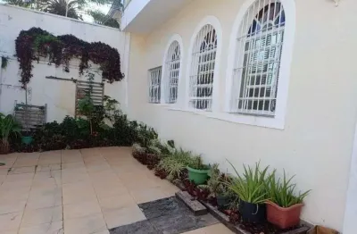 Espaçosa casa com 3 quartos e suíte em bairro tranquilo e seguro