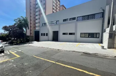 **amplo galpão com docas e escritório – localização estratégica!**