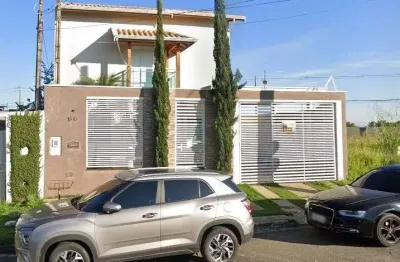 Seu novo lar: sobrado com piscina, churrasqueira e pé de jabuticaba!
