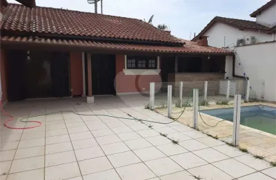 Casa com 3 quartos para alugar na Mestre Pessoa, 1000, Centro, Bertioga