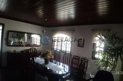 Sobrado com 04 dorm. sendo 01 suíte - 330m² de área construída e 365m² de terreno no monte castelo