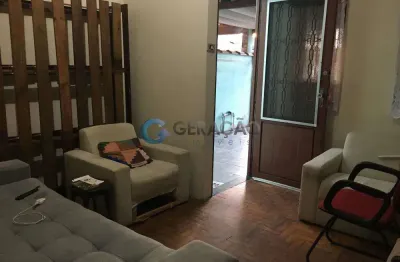 Casa de 02 dorm. - 56m² de área construída e 125m² de terreno no bairro monte castelo