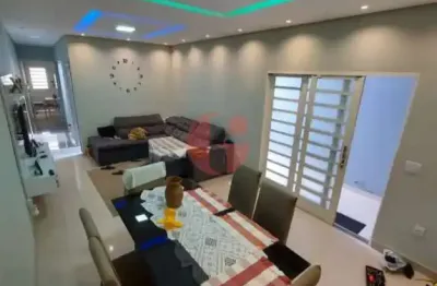 Sobrado à venda com 3 quartos sendo 1 suíte- 136m² construídos- no residencial altos do bosque