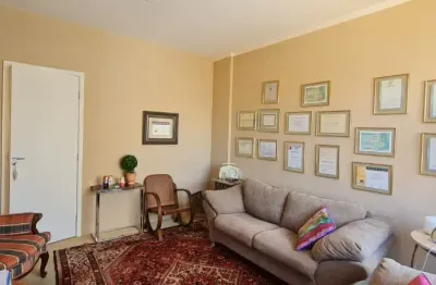 Sala ampla, com recepção, bwc privativo, portaria presencial