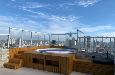 Exclusividade no Centro: cobertura com piscina e pôr do sol espetacular