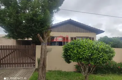 Casa de madeira para locação, 3 quartos – conforto, praticidade e localização privilegiada!