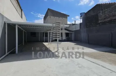 Casa comercial com pátio amplo e localização privilegiada!