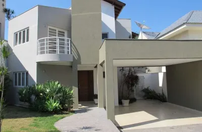 Casa a venda em condomínio fechado, 300m² de àrea total (3 dormits. sendo 1 suíte).