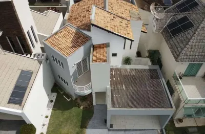 Casa a venda em condomínio fechado, 300m² de àrea total (3 dormits. sendo 1 suíte).