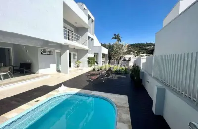 Sobrado alto padrão e semimobiliado à venda, 3 quartos sendo 2 suítes, 5 vagas, bairro cabeçudas, itajaí-sc