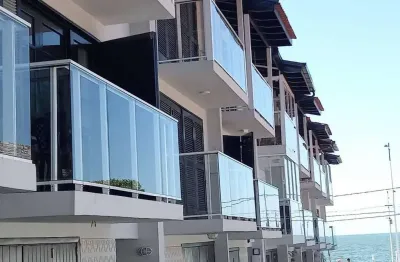 Sobrado triplex á venda, 3 quartos sendo 2 demi suíte com varanda, 2 vagas de garagem, residencial village cabeçudas, bairro cabeçudas, itajaí-sc