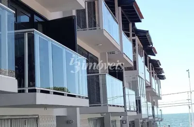Sobrado triplex á venda, 3 quartos sendo 2 demi suíte com varanda, 2 vagas de garagem, residencial village cabeçudas, bairro cabeçudas, itajaí-sc