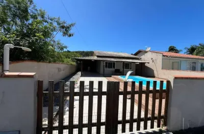 Casa à venda 3 quartos, 2 banheiros, área de festa com churrasqueira, e piscina. morrinhos, bombinhas/sc