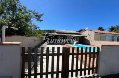 Casa à venda 3 quartos, 2 banheiros, área de festa com churrasqueira, e piscina. morrinhos, bombinhas/sc