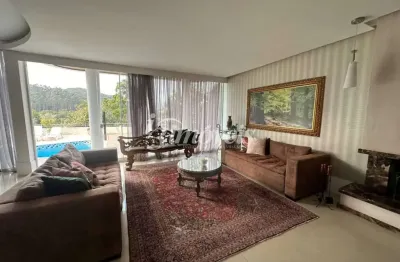 Casa em condomínio fechado para locação anual, mobiliada, decorada e equipada, com 5 quartos (sendo 4 suítes), 6 vagas de garagem, no bairro ariribá, balneário camboriú-sc