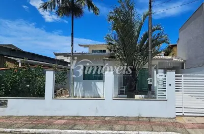 Casa á venda 3 quartos, sendo 1 suíte, 1 mezanino espaço tv, banheiro, 2 vagas de garagem,  bairro dom bosco, itajaí, sc