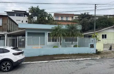 Casa à venda, com 3 quartos, vaga para três carros, no bairro fazenda, itajaí sc