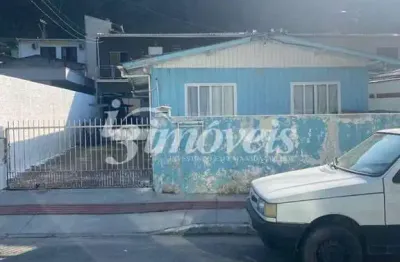 Casa a venda - 2 casas e 2 kitinets em um mesmo terreno no bairro fazenda em itajaí - sc.