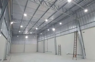 Galpão comercial para locação anual, novo, 350,00 m² privativos, 3 banheiros, mezanino, bairro são judas, itajaí-sc