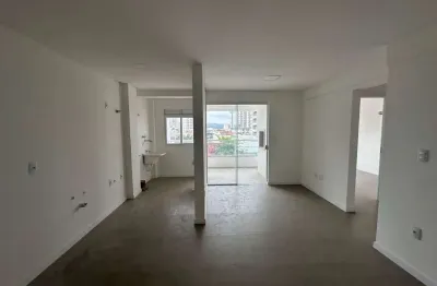 Apartamento para locação anual, com 2 quartos (sendo uma suíte), 1 vaga de garagem, authentique club residence, no bairro vila operaria, itajaí-sc