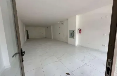 Sala / loja, para locação anual, 89,53m² , bairro praia brava, itajaí-sc, com grande visibilidade de quem passa.