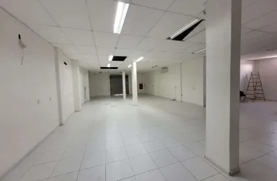 Perfeito para a sua empresa, sala para locação anual de esquina no centro de itajaí/sc com grande visibilidade de quem passa.
