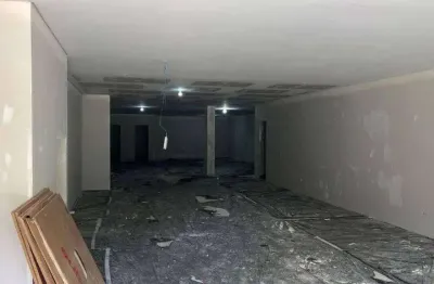 Perfeito para a sua empresa, sala para locação anual na praia brava em/sc com grande visibilidade de quem passa.