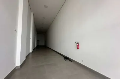 Sala / loja, para locação anual,105m², bairro canto da praia, porto belo-sc, com grande visibilidade de quem passa.