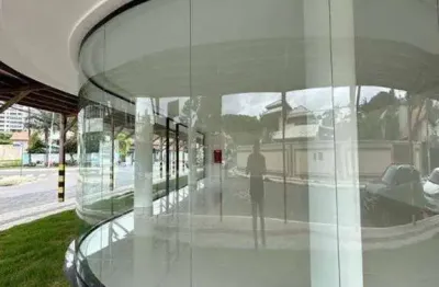 Sala / loja, para locação anual, 80,73m² , bairro praia dos amores, balneário camboriú-sc, com grande visibilidade de quem passa.