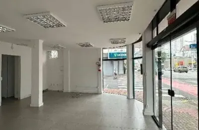 Sala / loja, para locação anual na 3ª avenida de esquina, 60,13m² ,bairro centro , balneário camboriú-sc, com grande visibilidade de quem passa.
