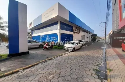 Sala comercial para locação anual com 450m² privativos, sendo 320m² no térreo e 130m² no andar superior, no bairro são joão, itajaí-sc.