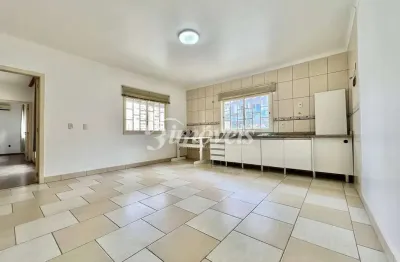 Casa semimobiliada para locação, com 2 quartos sendo 1 suíte, 2 vagas de garagem, bairro centro, itajaí sc