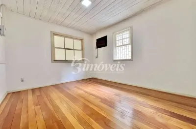 Casa comercial para locação, 4 quartos, 6 vagas de estacionamento, bairro centro, itajaí-sc