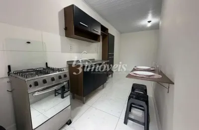 Apartamento kitnet mobiliado térreo para locação anual, com amplo espaço, 1 vaga de garagem descoberta no bairro murta, itajaí-sc